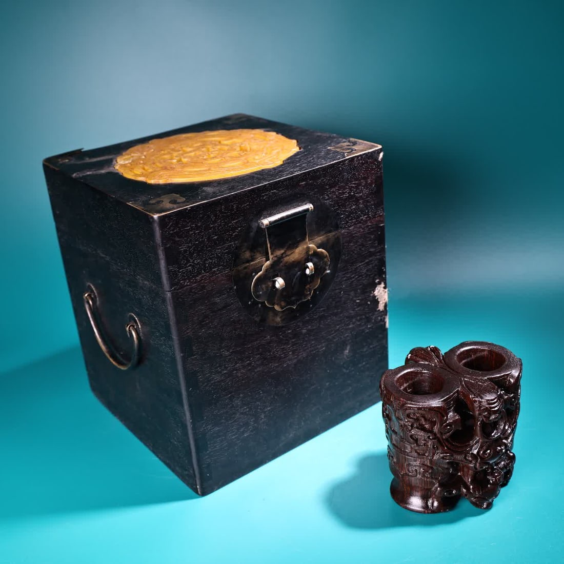 A high-relief engraved horn wine glass: High relief engraved horn wine glass SIZE: Weight 290g Height 8cm Width 7.5cm (The Dimensions Of All Batches Are Manually Measured.If You Need More Detailed Information, Please Contact Our Customer Se