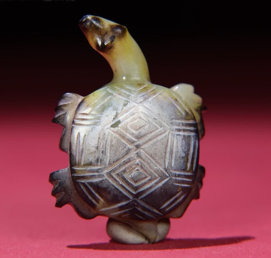 A small jade turtle ornament of the Han Dynasty (1 of 9)