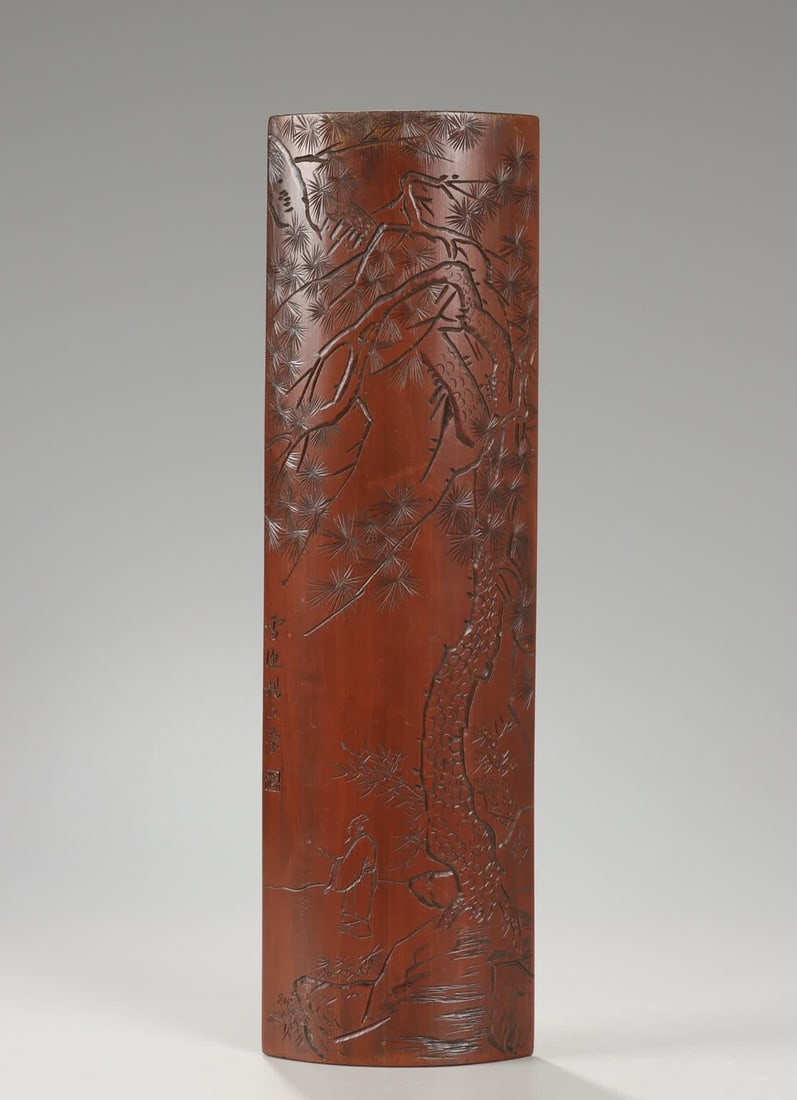 A bamboo carving Panasonic Yaju Yang Wenying's armrest: Bamboo carving under the pine tree gathers Yang Wenying's arm rest SIZE: Length 27.5cm Width 8cm Weight 131g (The Dimensions Of All Batches Are Manually Measured.If You Need More Detailed Information,
