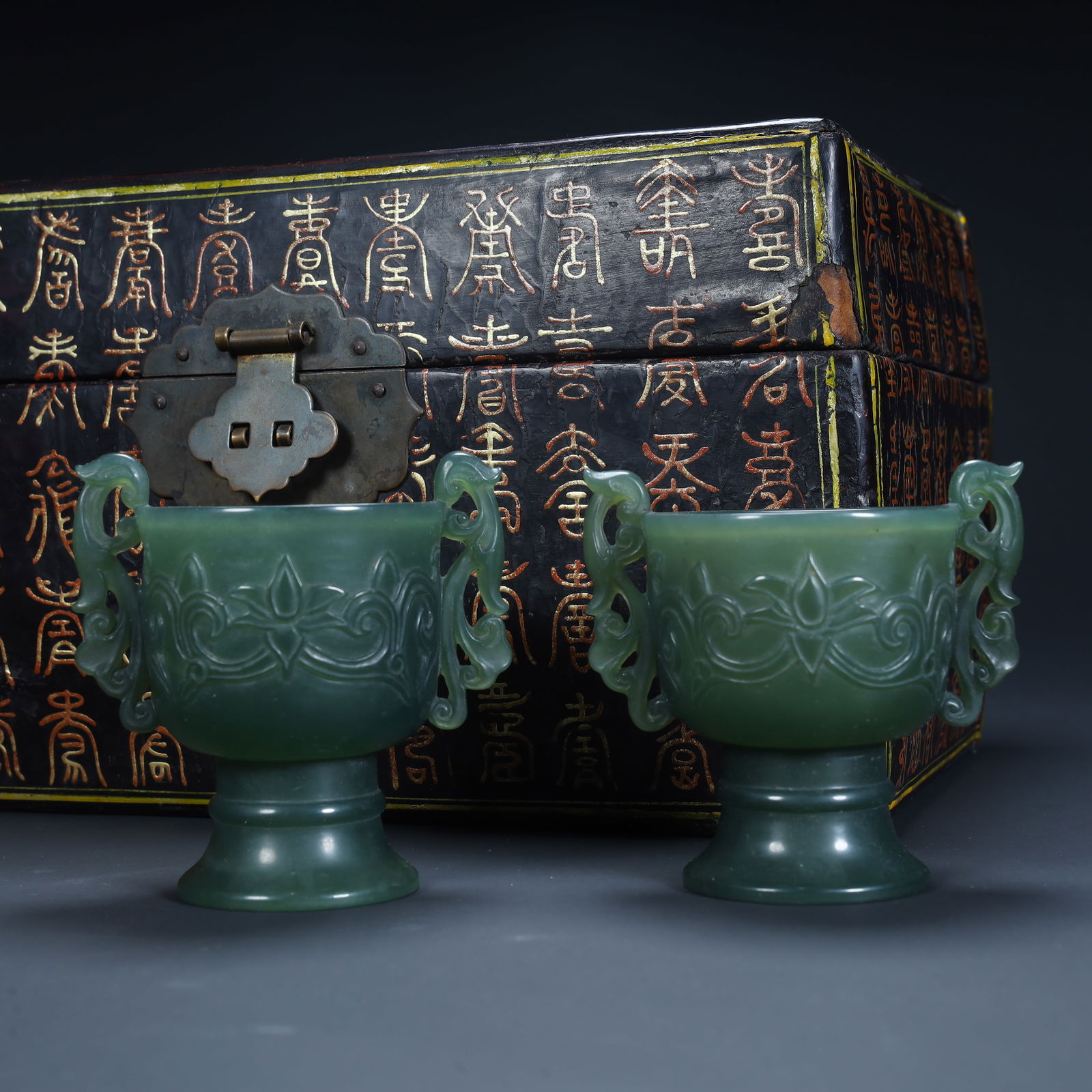 Qing Dynasty jasper floral pattern amphora (a pair) with black lacquer gold-painted centennial: Qing Dynasty jasper floral pattern amphora (a pair) with black lacquer gold-painted centennial pattern box SIZE: Height 7.5cm Length 7.5cm Width 5.3cm Total weight 254g (The Dimensions Of All Batches