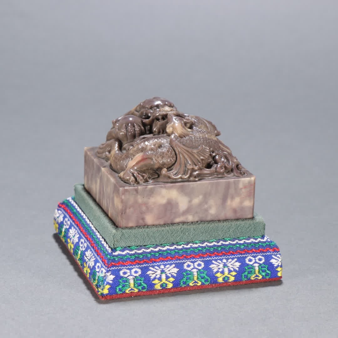 A Shoushan stone dragon and phoenix auspicious button seal (1 of 9)