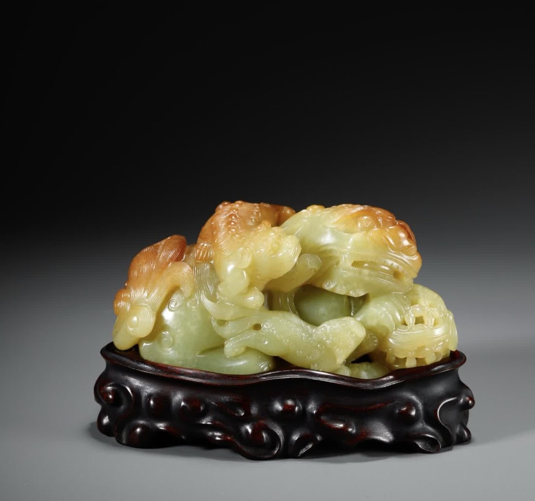 A Qing Dynasty Hetian topaz Taishi Shaoshi ornament: Qing Dynasty Hetian Topaz Grand Master Shaoshi Ornament SIZE: 11.3x6.5x5.6cm Weight 572.3g (The Dimensions Of All Batches Are Manually Measured.If You Need More Detailed Information, Please