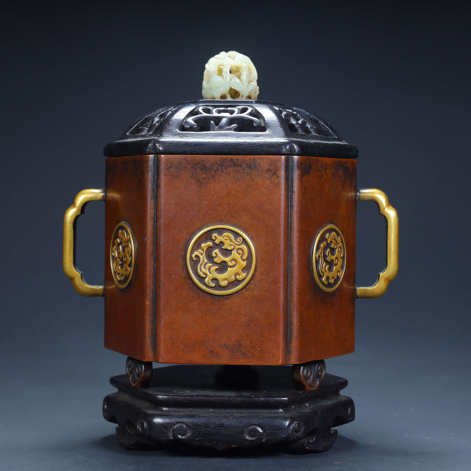Qing Dynasty "Songyue Lu" copper gilt dragon pattern hexagonal aromatherapy stove: Qing Dynasty "Songyue Lu" copper gilt dragon pattern hexagonal aromatherapy stove Height 19cm, length 16cm, width 10.5cm, weight 2.2kg (The Dimensions Of All Batches Are Manually Measured.If You