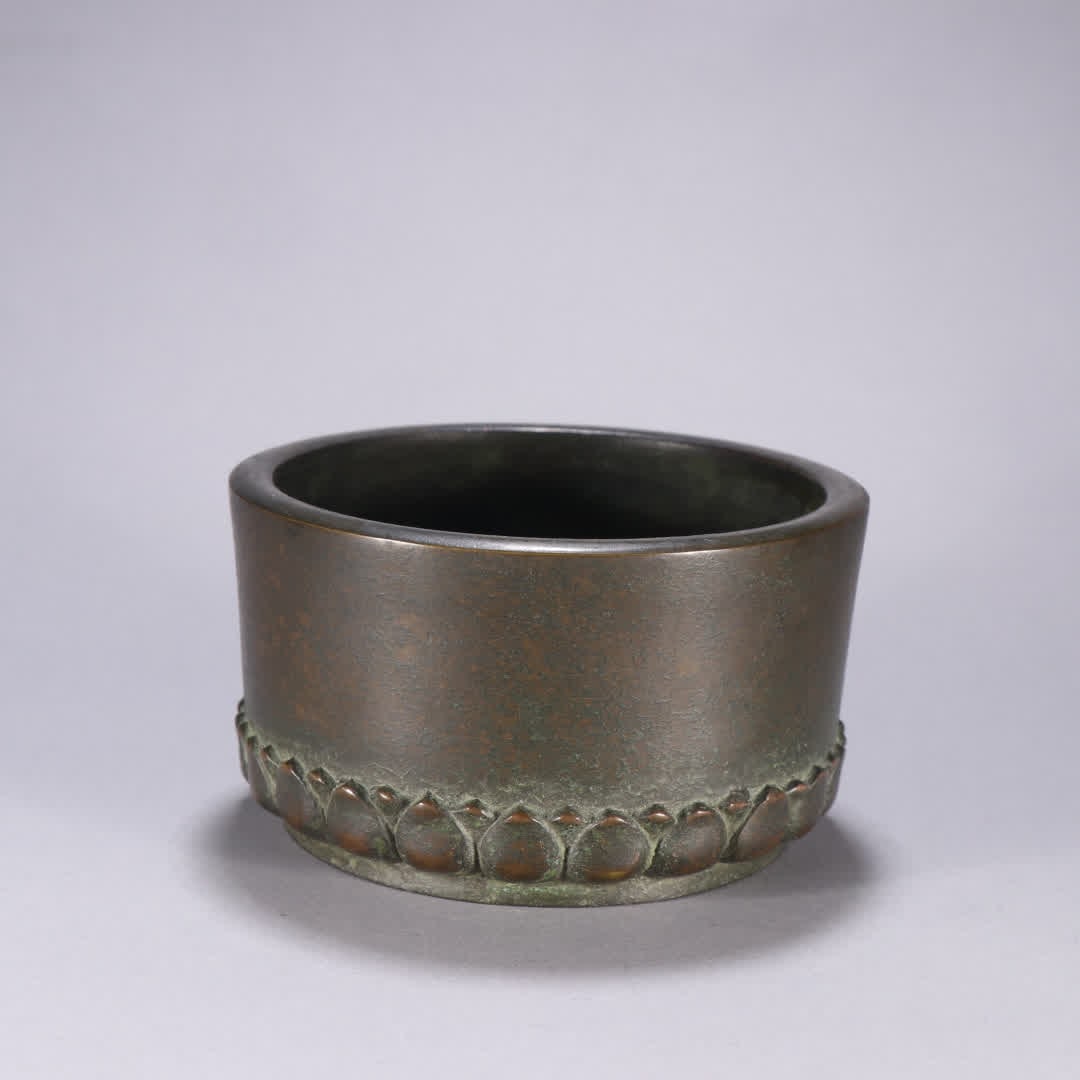 A Qing Dynasty copper lotus incense burner: Qing Dynasty copper lotus incense burner SIZE: Height 6cm Width 10.4cm Weight 885.3g (The Dimensions Of All Batches Are Manually Measured.If You Need More Detailed Information, Please Contact Our