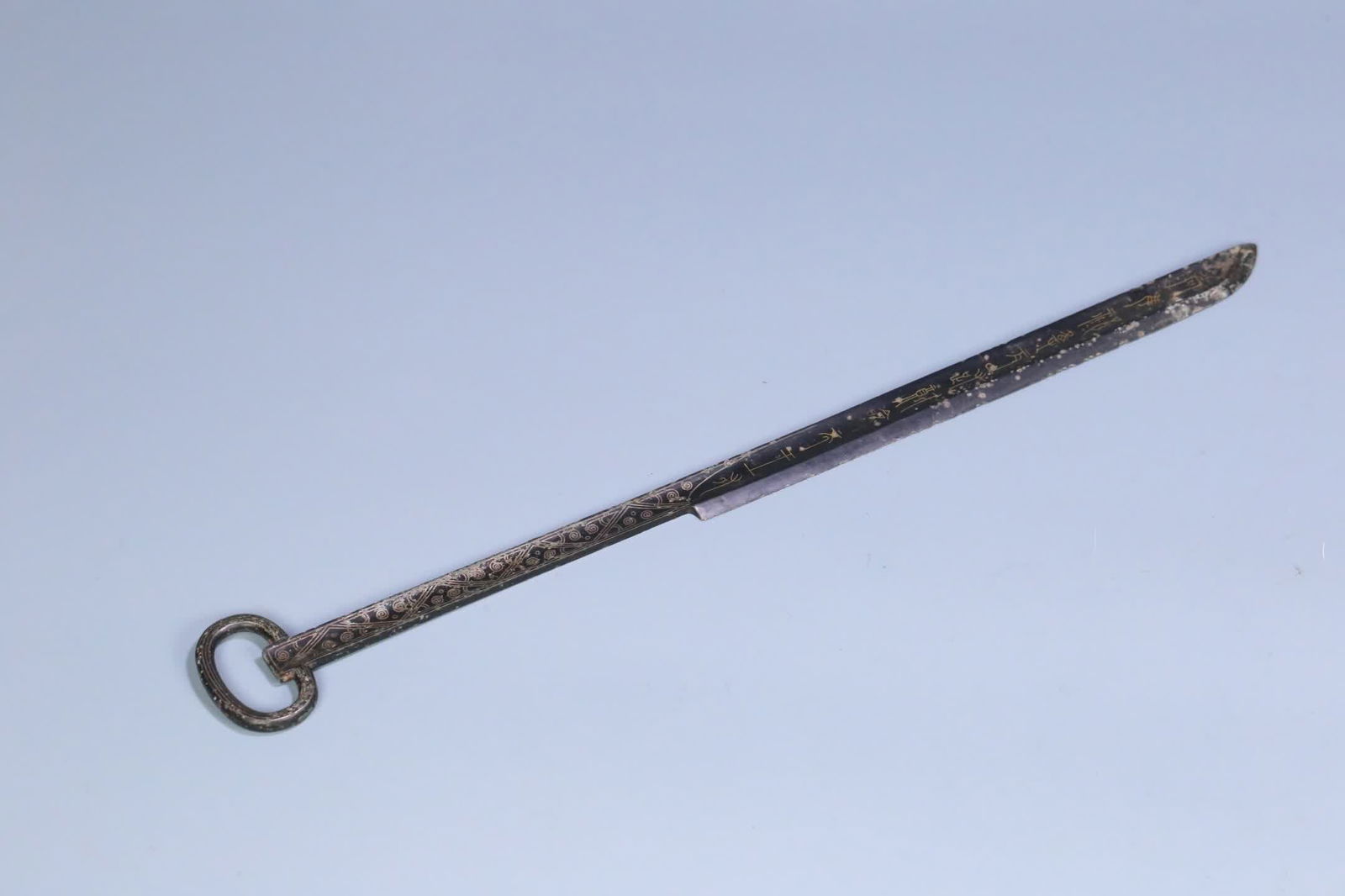 A piece of war Han cold weapon Cuo Jin Yin ring head knife: War Han cold weapon Cuo Jin Yin ring head knife SIZE: 33.5x4x0.3cm (The Dimensions Of All Batches Are Manually Measured.If You Need More Detailed Information, Please Contact Our Customer Service