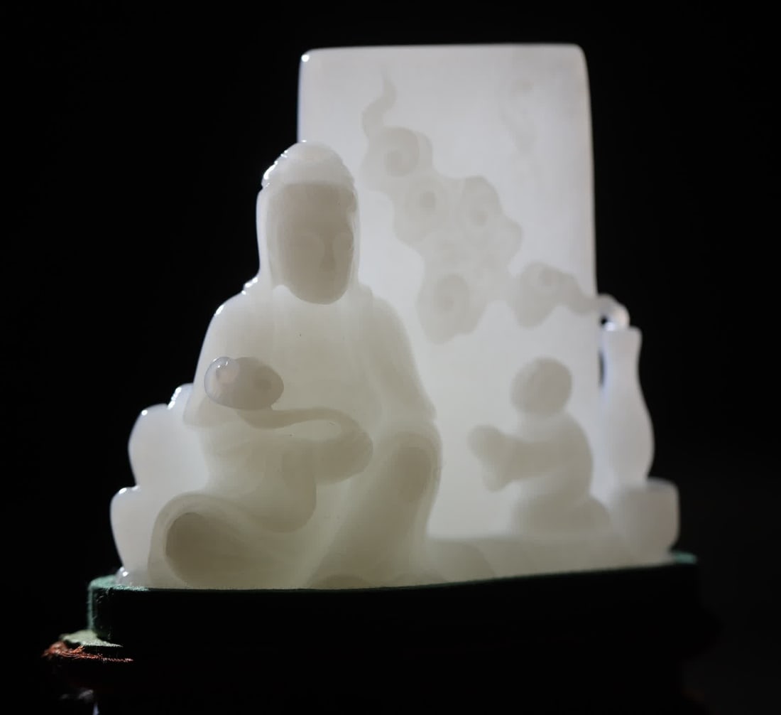 A statue of a white jade boy worshiping Guanyin in the Qing Dynasty: White jade boy worships Guanyin statue, this piece of "boy worships Guanyin" is carved from high-quality Hetian white jade, the jade is white and glossy, the whole body is pure and lustery, soft as