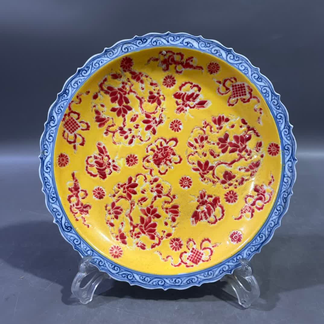 A Qing Dynasty Qianlong imperial blue and white lace yellow ground safflower plate: Qing Dynasty Qianlong imperial blue lace yellow safflower plate SIZE: Diameter 22 cm Height 3 cm (The Dimensions Of All Batches Are Manually Measured.If You Need More Detailed Information, Please Cont