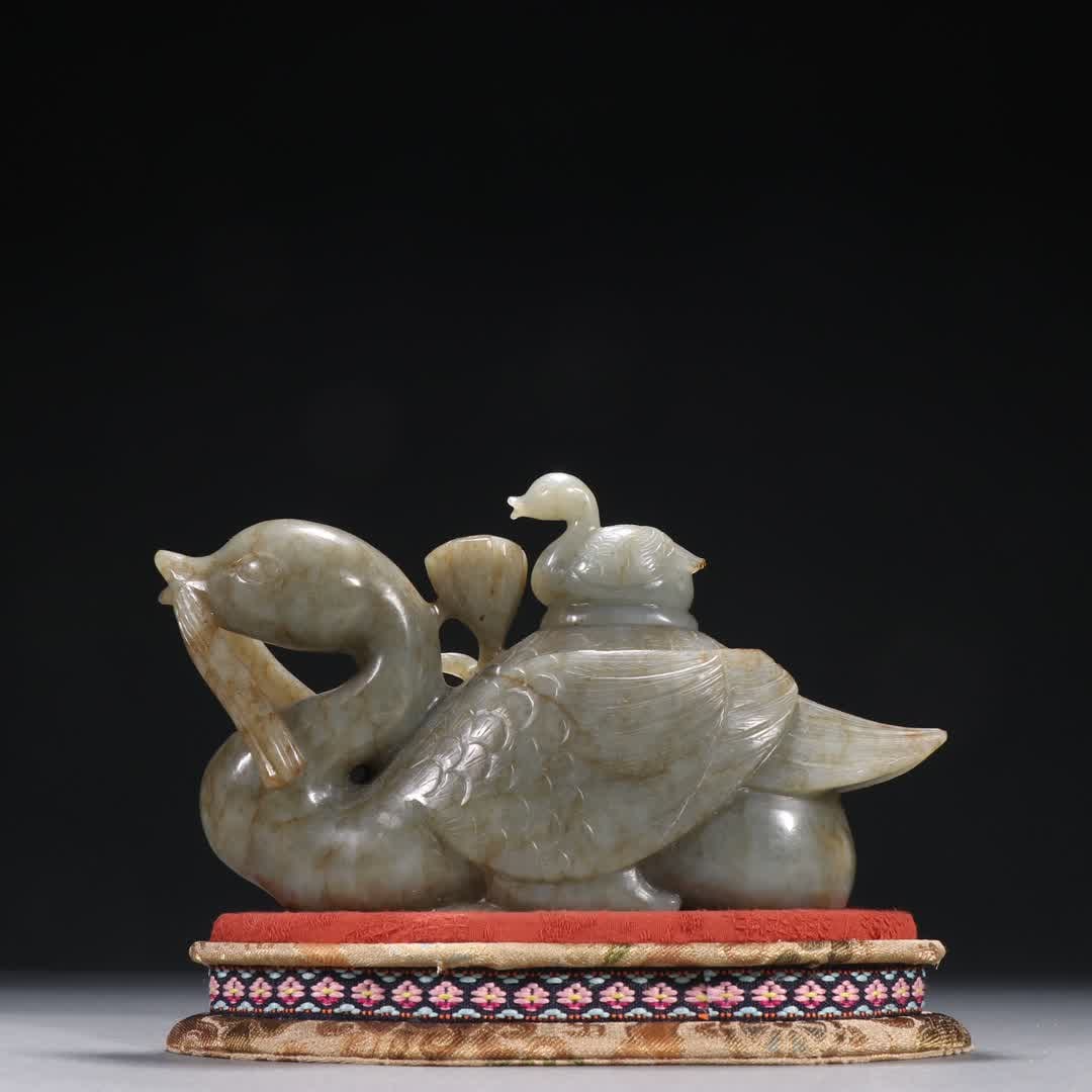 A Qing Dynasty Hetian jade seed material treasure duck ornament wearing lotus (1 of 9)