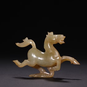 A Ming Dynasty Hetian jade horse stepping on the flying swallow ornament