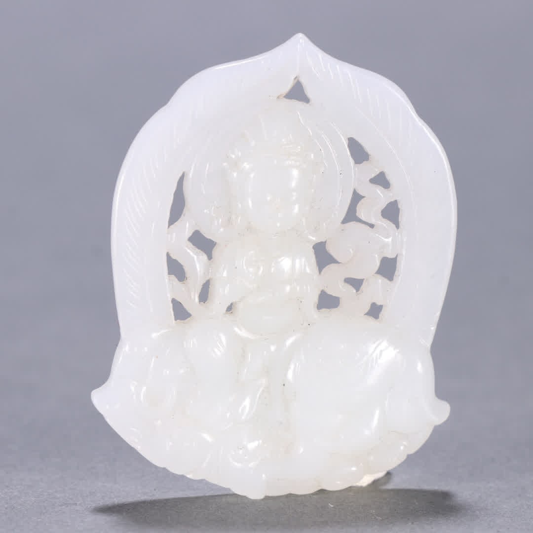 A Qing Dynasty Hetian jade Guanyin pendant (1 of 9)