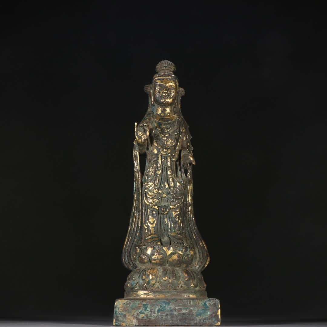 A bronze gilt statue of Guanyin: Bronze gilt statue of Guanyin Bodhisattva SIZE: Height 26cm Width 8.7cm Weight 1427g (The Dimensions Of All Batches Are Manually Measured.If You Need More Detailed Information, Please Contact Our