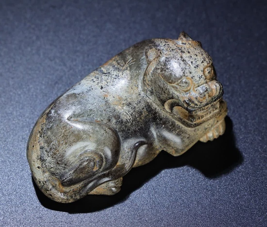 A Han Dynasty jade tiger handle: Han Dynasty jade tiger handle SIZE: 66x36x30mm Weight 108g (The Dimensions Of All Batches Are Manually Measured.If You Need More Detailed Information, Please Contact Our Customer Service Before