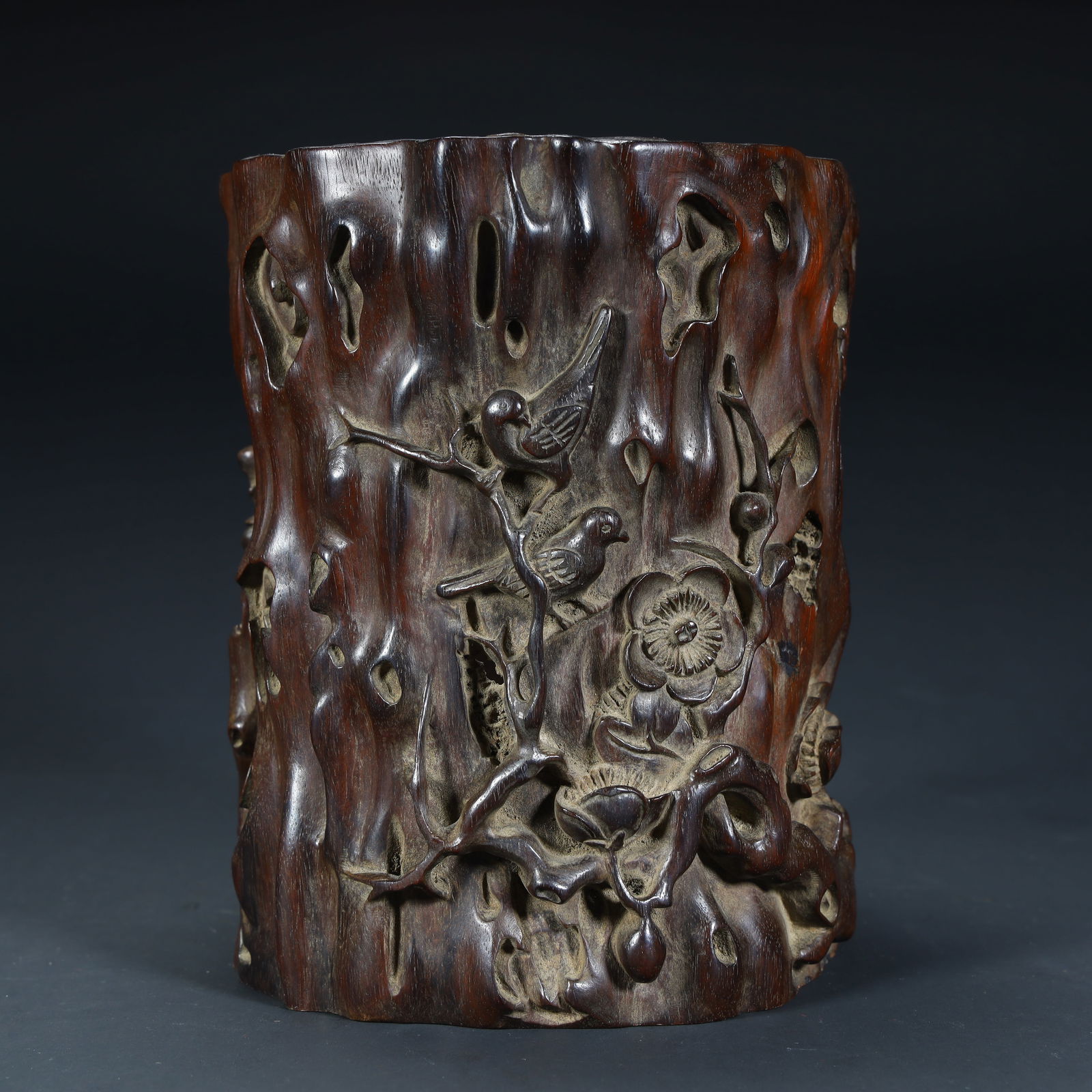 Qing Dynasty rosewood "happy on the eyebrows" carved pen holder: Qing Dynasty rosewood "happy on the eyebrows" carved pen holder Height 14.5cm Length 11.5cm Width 11.5cm Weight 542g (The Dimensions Of All Batches Are Manually Measured.If You Need More Detailed