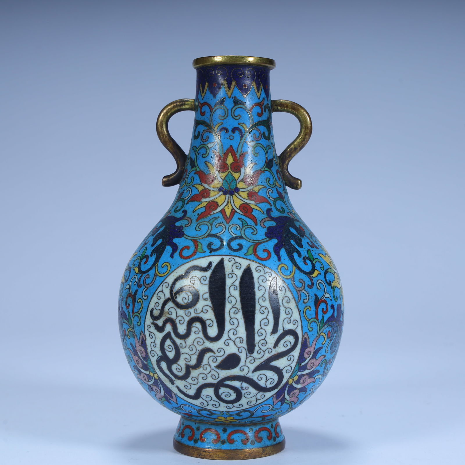 Qing Dynasty copper tire cloisonné enamel Arvin amphora: Qing Dynasty copper tire cloisonné enamel Arvin amphora Size: Height 15cm Length 8.5cm Width 8.5cm Weight 440g (The Dimensions Of All Batches Are Manually Measured.If You Need More Detailed Informati