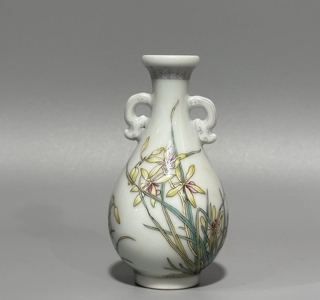 A Qianlong enamel color poem Wen Zhilan amphora: Qianlong year enamel color poetry Wen Zhilan amphora SIZE: Height 9.6cm Diameter 2.3cm (The Dimensions Of All Batches Are Manually Measured.If You Need More Detailed Information, Please Contact Our Cu