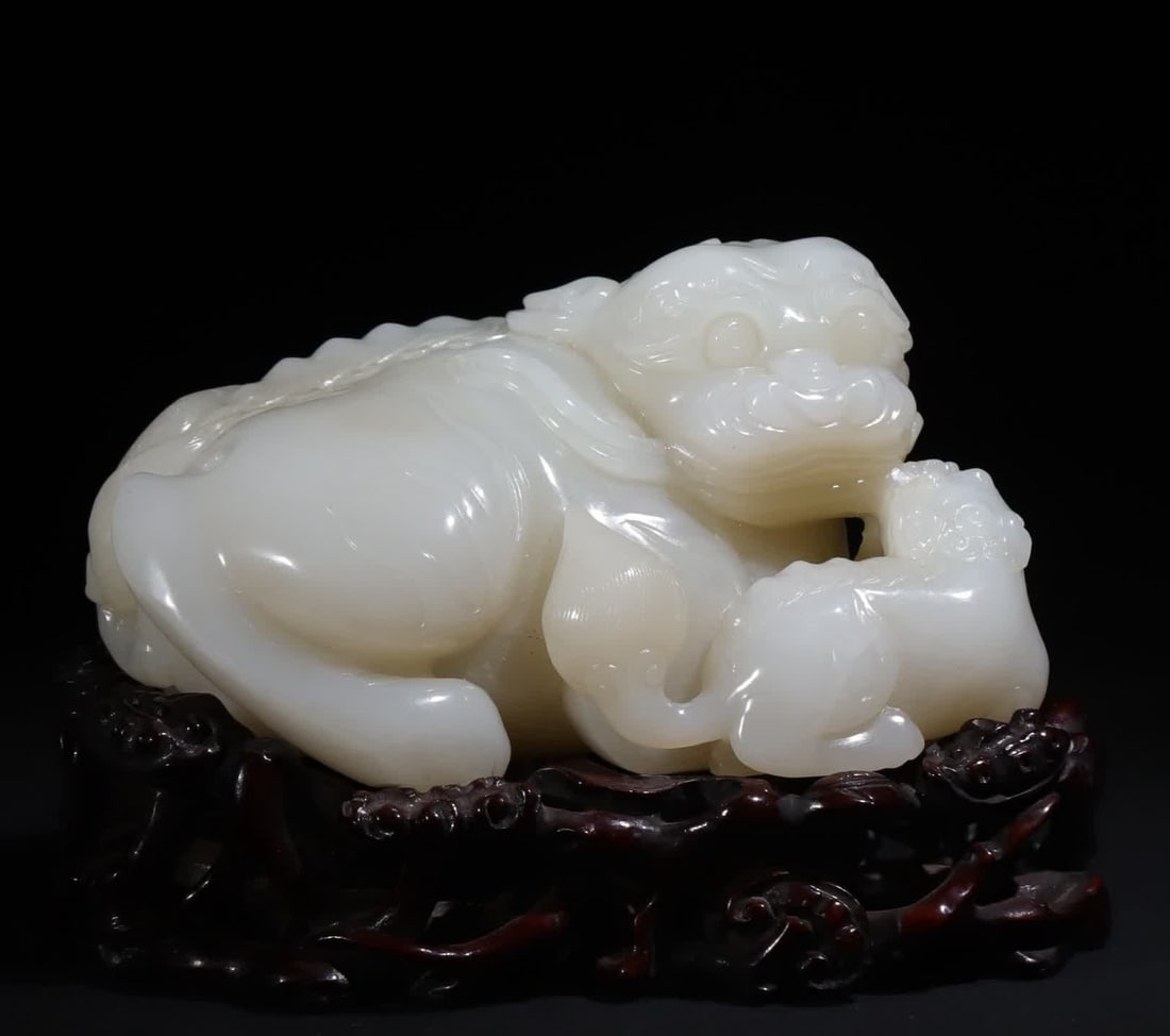 A piece of white jade carving in the Qing Dynasty Taishi Shaoshi (1 of 10)