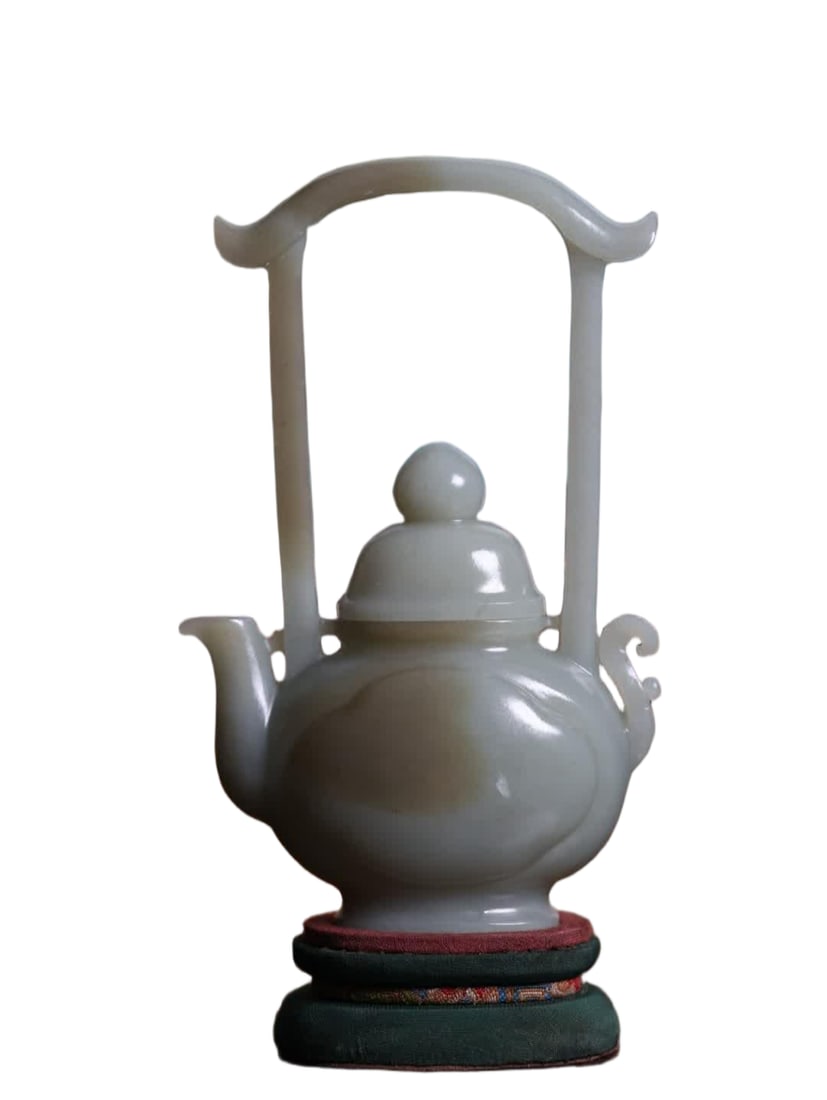 A Qing Dynasty green and white jade beam pot (1 of 8)