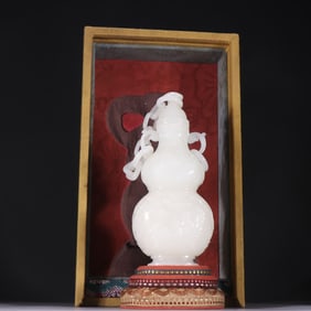 A Qing Dynasty Hetian jade character story gourd bottle