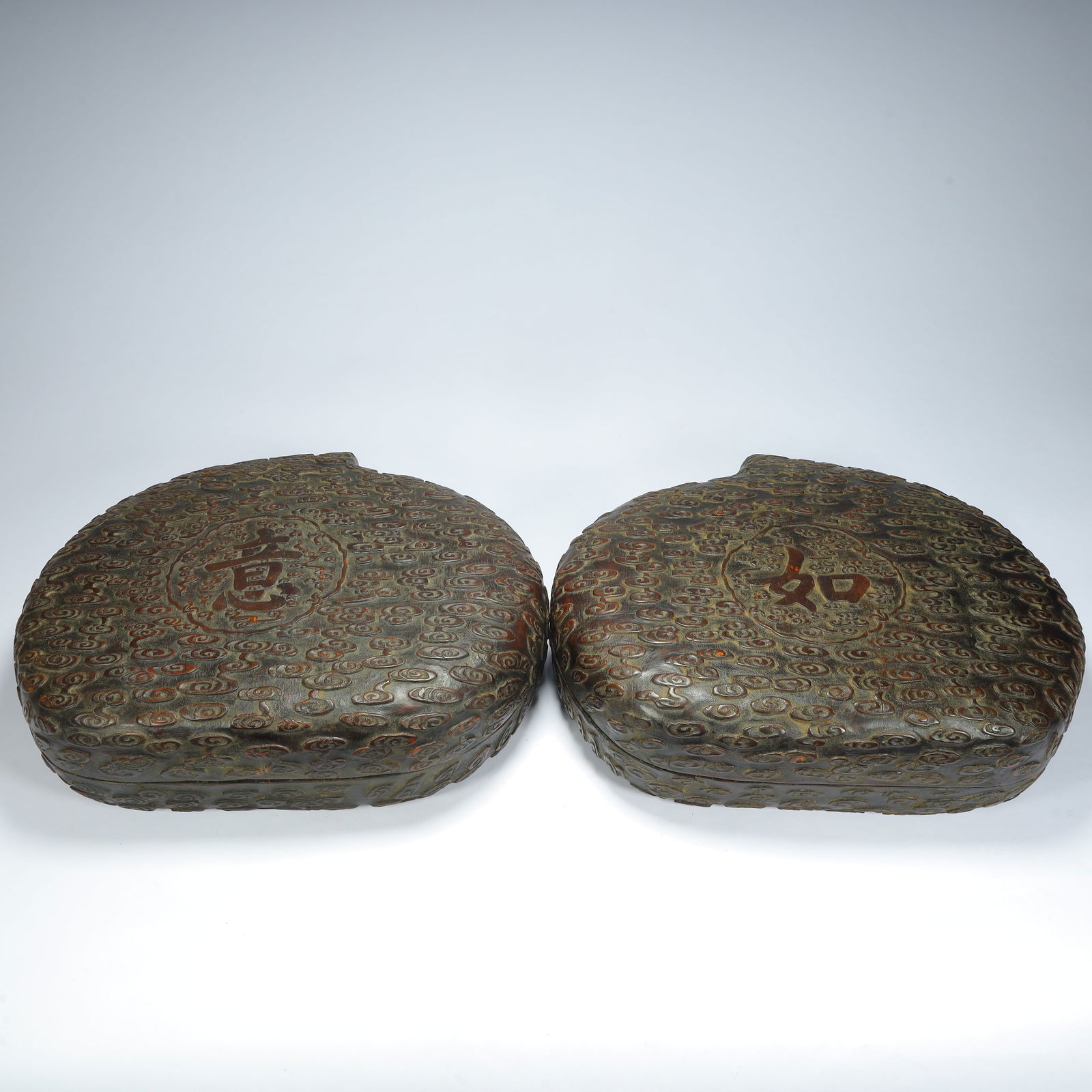 Qing Dynasty agarwood carving "Ruyi pattern lid box: Qing Dynasty agarwood carving "Ruyi pattern lid box Height 10cm, length 35cm, width 28.5cm, total weight 3.2kg (The Dimensions Of All Batches Are Manually Measured.If You Need More Detailed Informatio