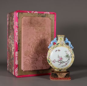 A Qing Qianlong pastel window-opening flower dragon ear gold-painted flat bottle