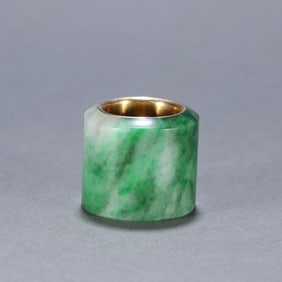 A piece of jade-covered gold-covered finger