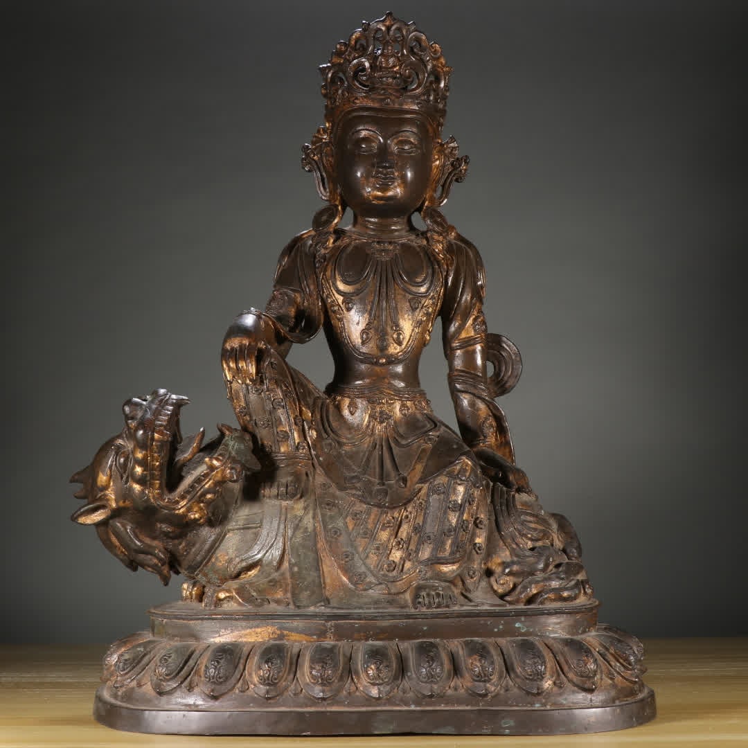A bronze gilt statue of Manjushri Bodhisattva in the Ming Dynasty: Ming Dynasty bronze gilt statue of Manjushri Bodhisattva SIZE: Height 53cm Width 37cm Weight 44 pounds (The Dimensions Of All Batches Are Manually Measured.If You Need More Detailed Information, Pleas