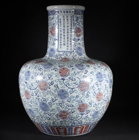 A large bottle of colorful longevity pattern in the Ming Dynasty