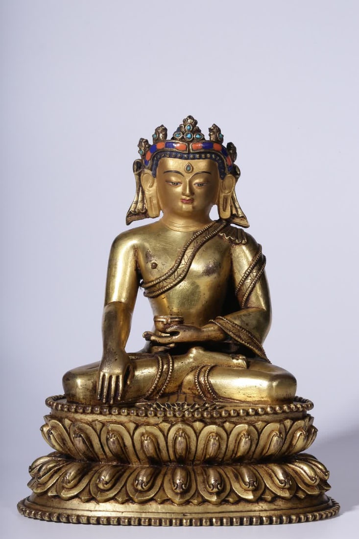 A seated statue of the Buddha in the Qing Dynasty in copper gilt in the Qing Dynasty: Qing Dynasty copper gilt seated Buddha statue SIZE: Height 21cm, length 17cm, width 13cm, weight 1872g (The Dimensions Of All Batches Are Manually Measured.If You Need More Detailed Information, Pleas