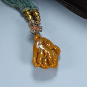 Qing Dynasty lacquerware box with Shoushan stone carving Buddha's hand pendant