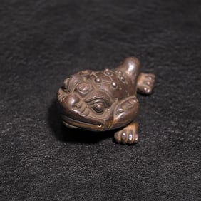 A silver three-legged golden toad ornament