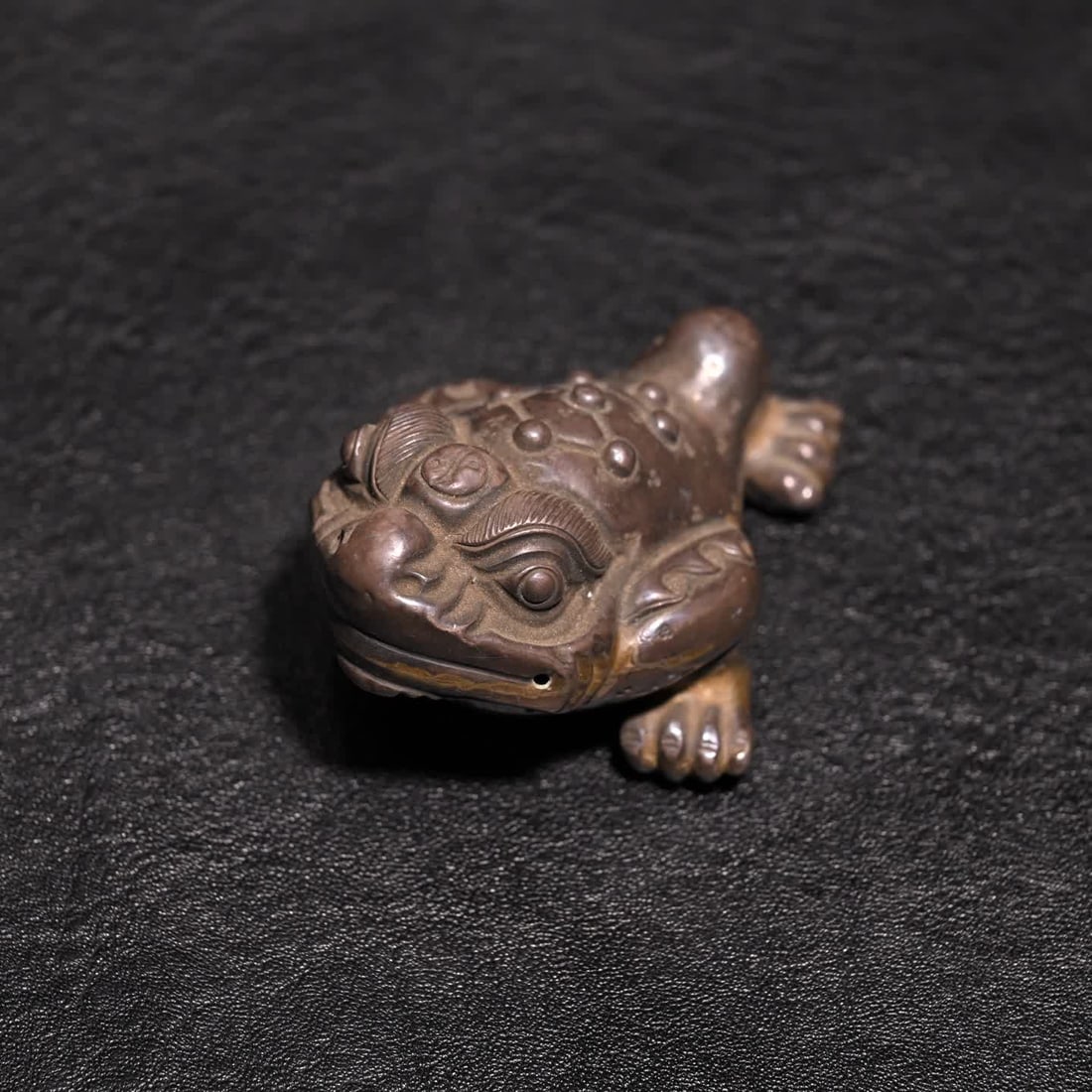 A silver three-legged golden toad ornament (1 of 9)