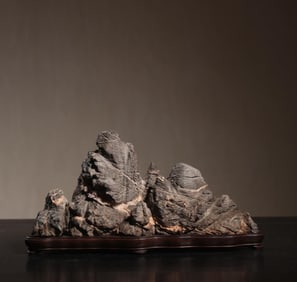 A natural rockery desk ornament