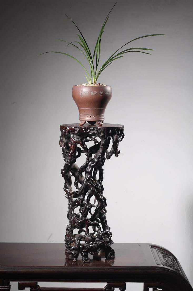 A piece of Indian small-leaved rosewood whole material carved with a root and a flower table: Indian small-leaved rosewood whole material carving packing root knot flower table (including Indian small-leaved rosewood) SIZE: Length 22.5x21cm Height 45.5cm Weight 2705g (The Dimensions Of All Bat