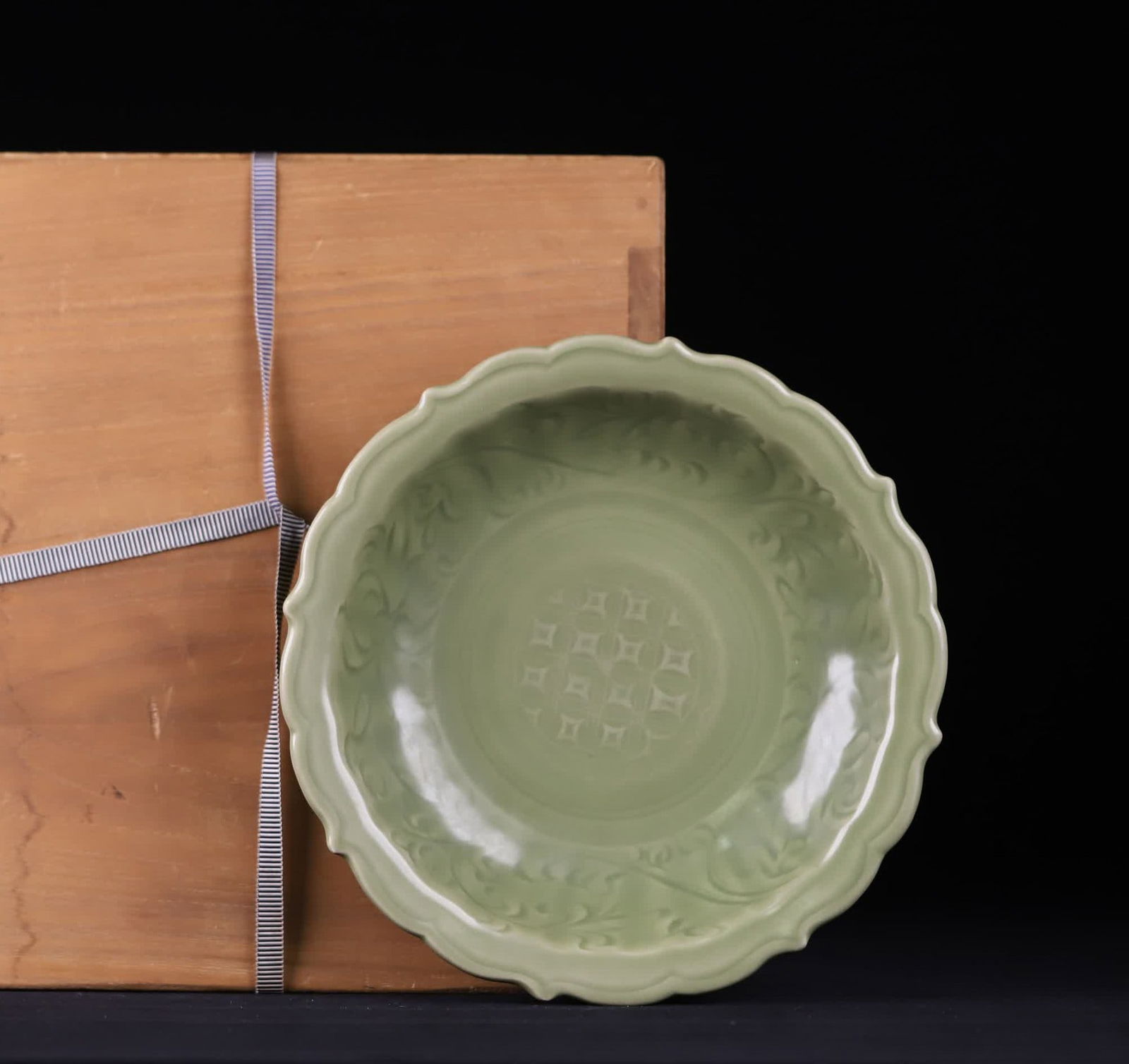 A Ming Dynasty Longquan kiln celadon flower mouth plate (1 of 9)