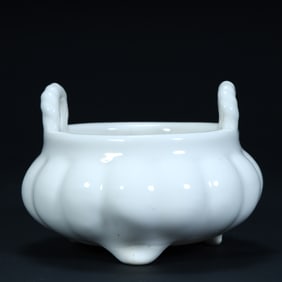 A white porcelain melon ridge amphora three-legged incense burner