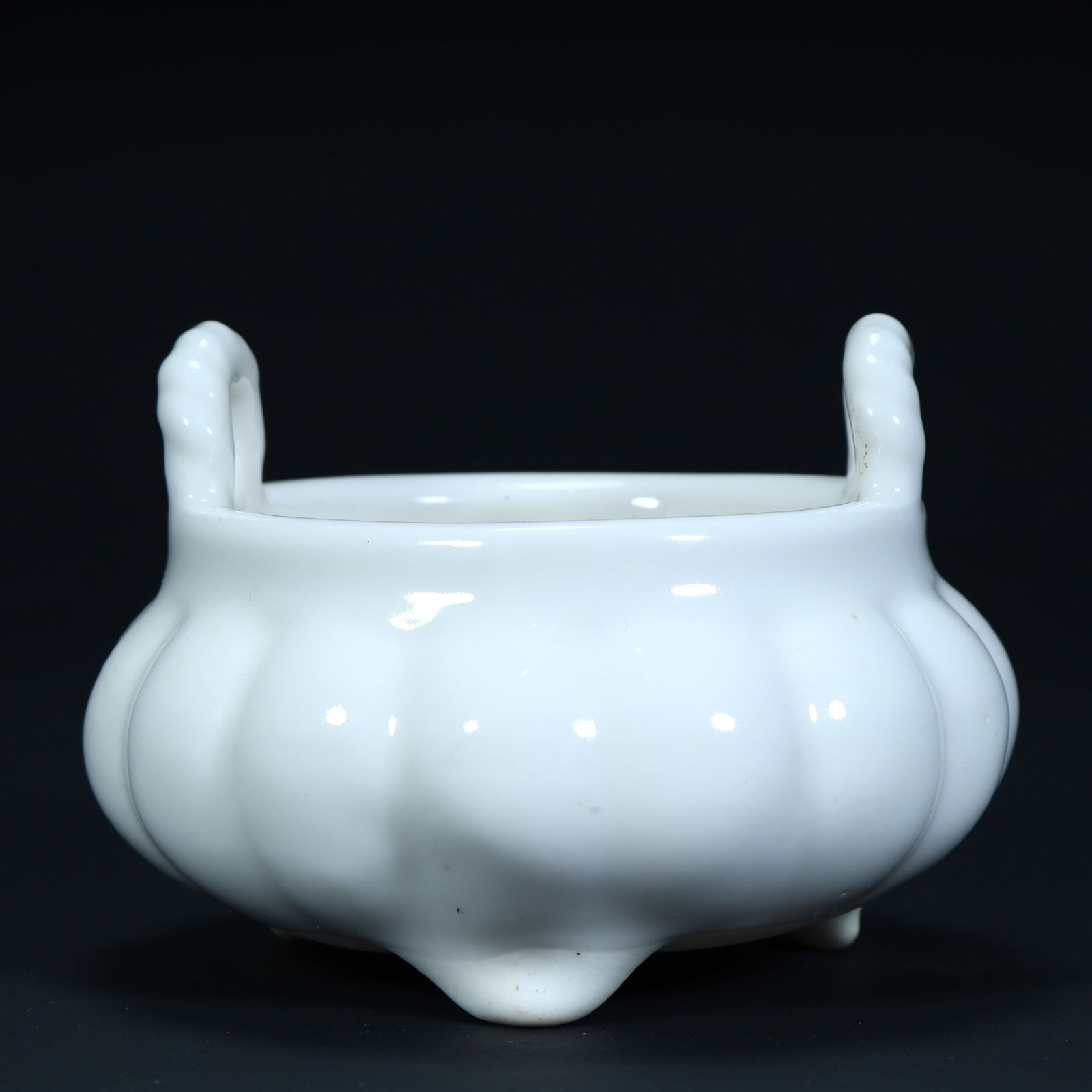 A white porcelain melon ridge amphora three-legged incense burner (1 of 9)