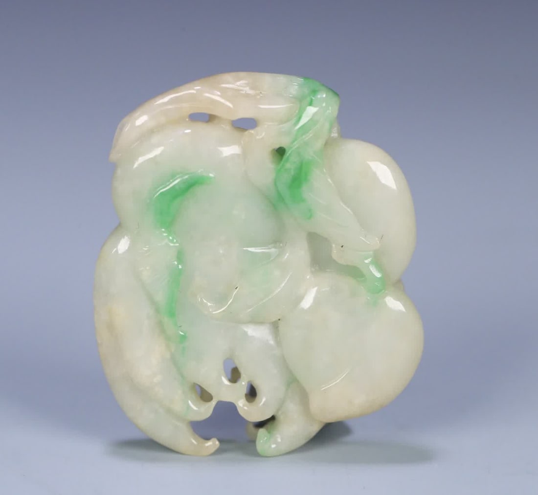 A Qing Dynasty natural jade bat longevity peach Buddha hand card: Qing Dynasty natural jade bat longevity peach Buddha hand card SIZE: 5.3x4.5x1cm Weight 38.1g (The Dimensions Of All Batches Are Manually Measured.If You Need More Detailed Information, Please Contact