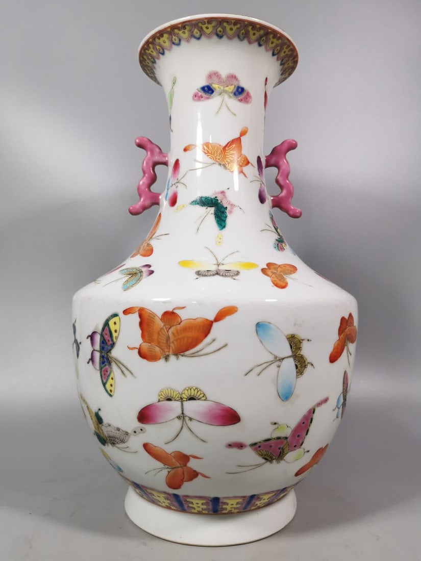 A Qing Dynasty butterfly amphora: Qing Dynasty butterfly amphora SIZE: Height 34.3cm Width 21.2cm (The Dimensions Of All Batches Are Manually Measured.If You Need More Detailed Information, Please Contact Our Customer Service Before B