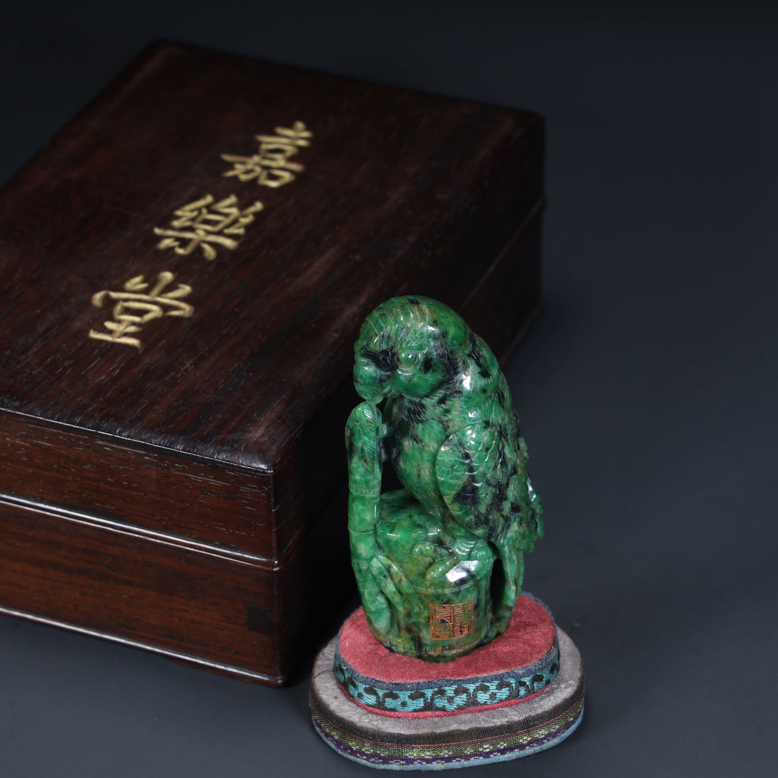 Qing Dynasty jade parrot ornament (with "Jialetang" wooden box): Qing Dynasty jade parrot ornament (with "Jialetang" wooden box) SIZE: Height 9.5cm Length 4.5cm Width 4cm Weight 173.7g (The Dimensions Of All Batches Are Manually Measured.If You Need More Detailed I