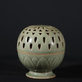 A Song Dynasty Yaozhou kiln lotus petal pattern smoker