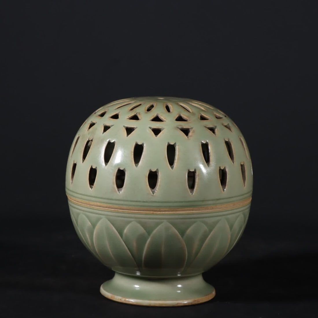A Song Dynasty Yaozhou kiln lotus petal pattern smoker (1 of 9)