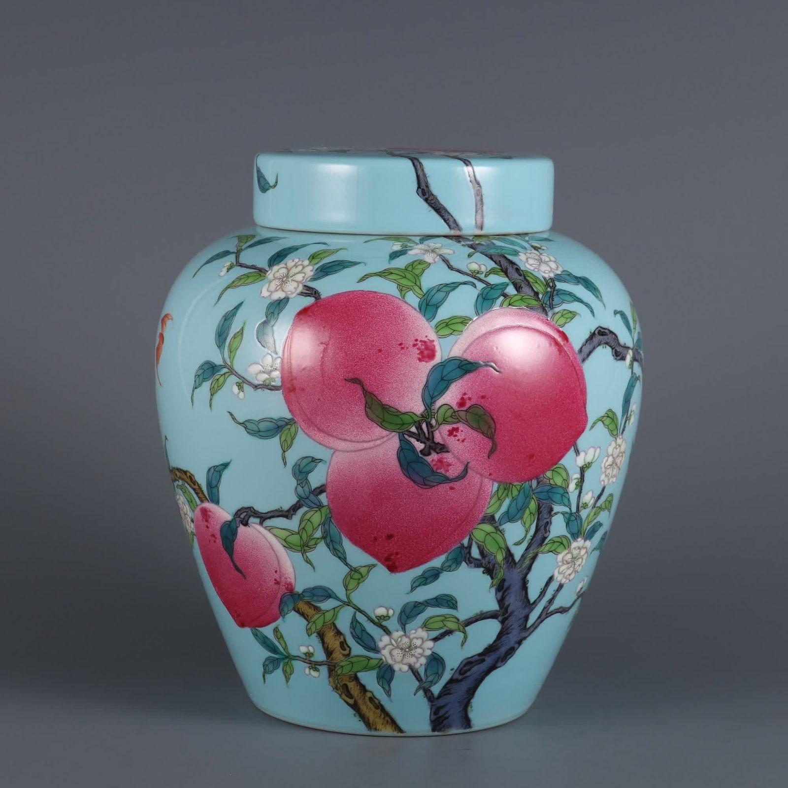 A turquoise green pastel eight peach pattern tea jar made in the Qing Yongzheng era (1 of 9)