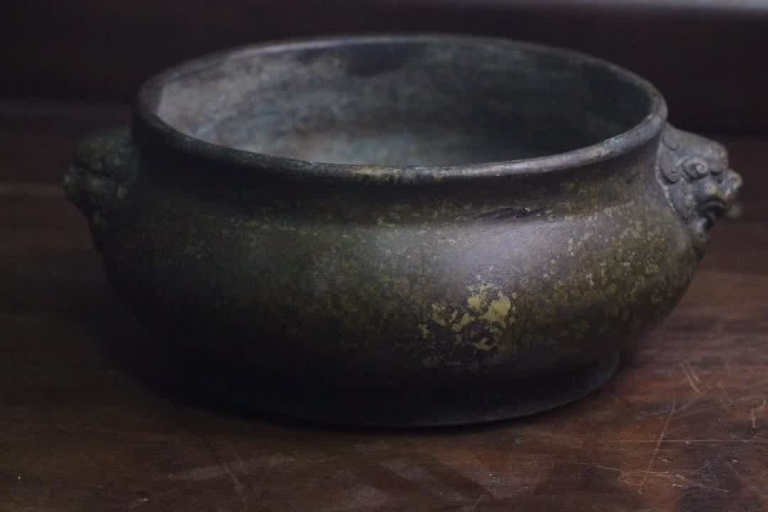 A Qing Dynasty qin and book companion lion's ear copper furnace (1 of 9)