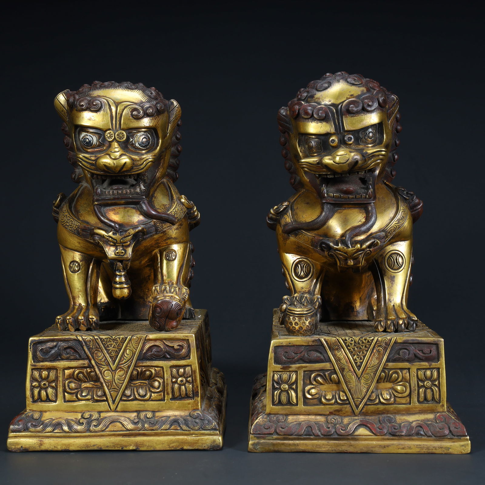A copper-gilt lion-shaped ornament from the middle of the Qing Dynasty (1 of 20)