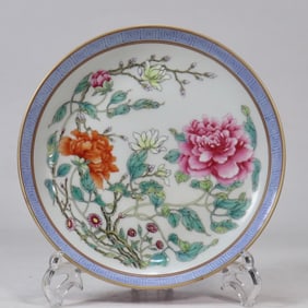 A pastel floral pattern appreciation plate made in the Qianlong period of the Qing Dynasty