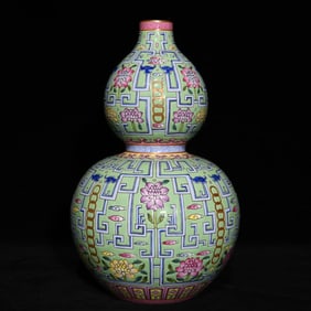A Qing Qianlong green pastel floral pattern gourd bottle