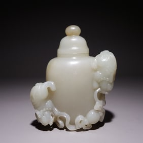 A Qing Dynasty Hetian jade lion hydrangea snuff bottle