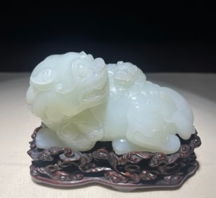 A Qing Dynasty Hetian jade ornament with a son to the court