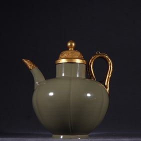 A secret celadon pot of the five dynasties of the Tang Dynasty