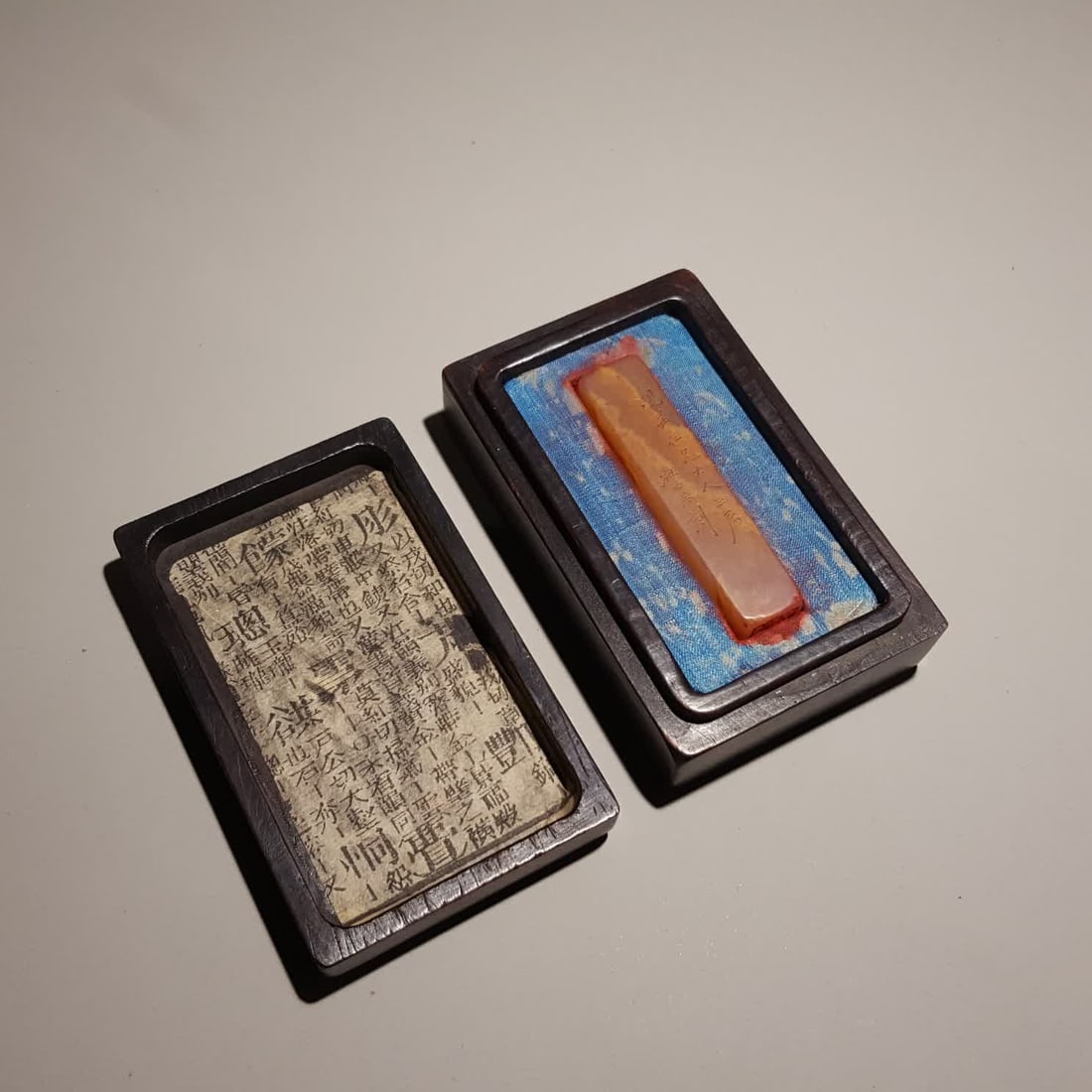 A Qing Dynasty ancestral wing engraved Tian Huang double-headed button seal (1 of 9)